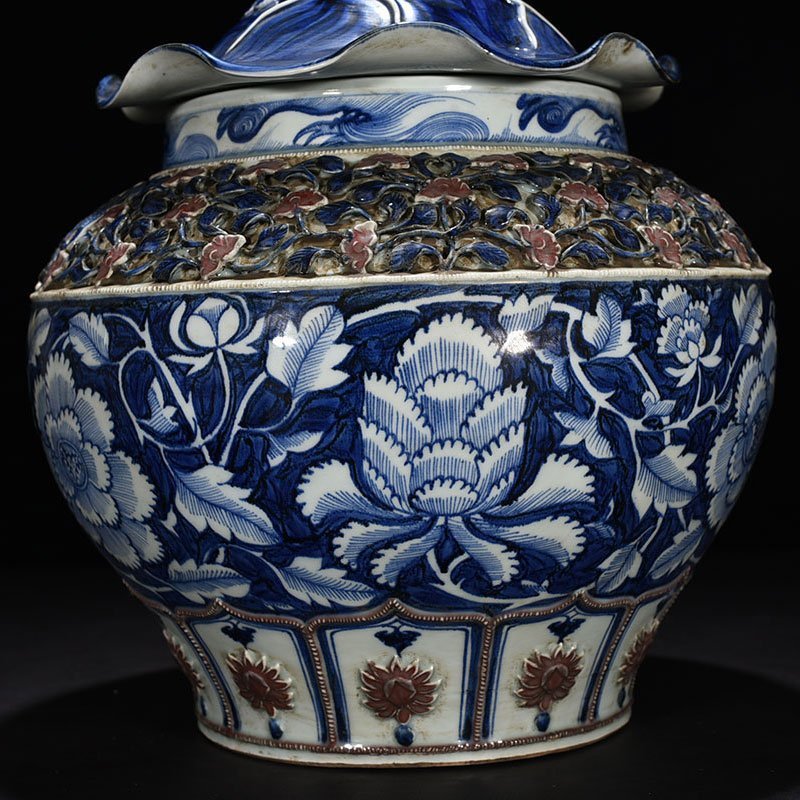 Yuan Dynasty blue and white underglaze red plastic flower blue ground white flower pattern lotus leaf lid jar