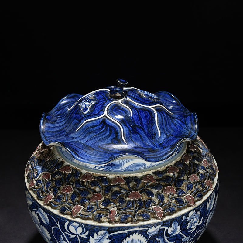 Yuan Dynasty blue and white underglaze red plastic flower blue ground white flower pattern lotus leaf lid jar