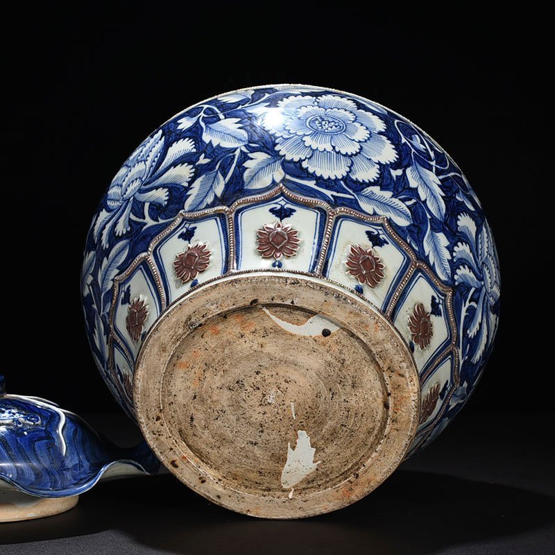 Yuan Dynasty blue and white underglaze red plastic flower blue ground white flower pattern lotus leaf lid jar