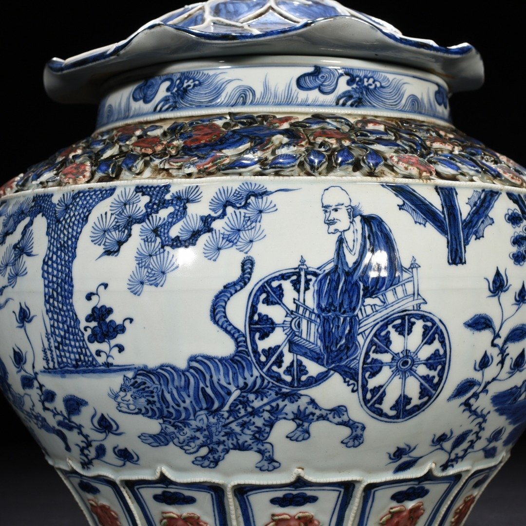 Yuan Dynasty blue and white underglaze red plastic flower pattern lotus leaf lid jar