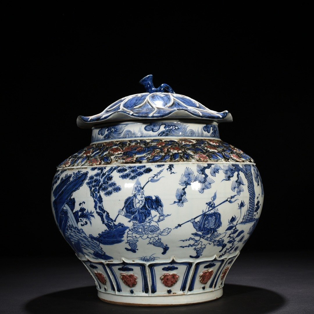 Yuan Dynasty blue and white underglaze red plastic flower pattern lotus leaf lid jar