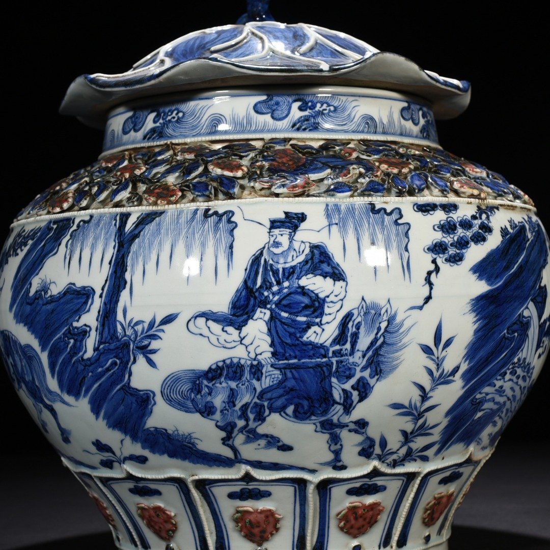 Yuan Dynasty blue and white underglaze red plastic flower pattern lotus leaf lid jar