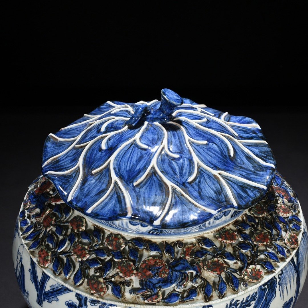 Yuan Dynasty blue and white underglaze red plastic flower pattern lotus leaf lid jar