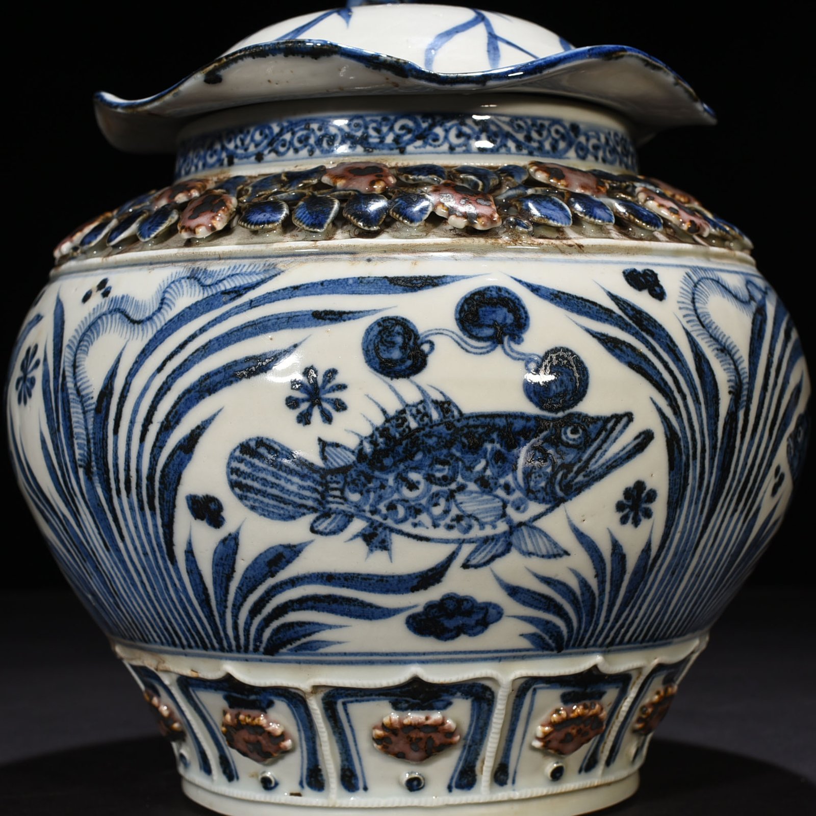 Yuan Dynasty blue and white underglaze red plastic flower fish and algae pattern lotus leaf jar