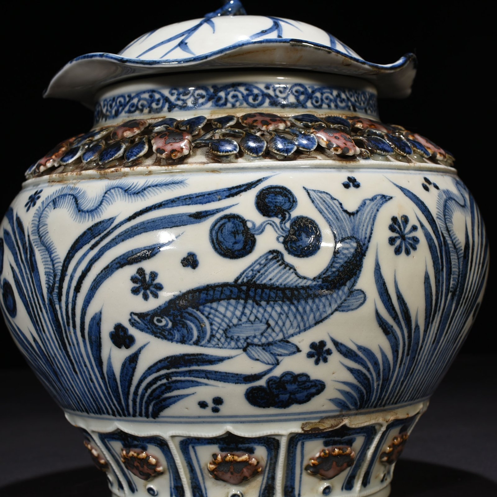 Yuan Dynasty blue and white underglaze red plastic flower fish and algae pattern lotus leaf jar