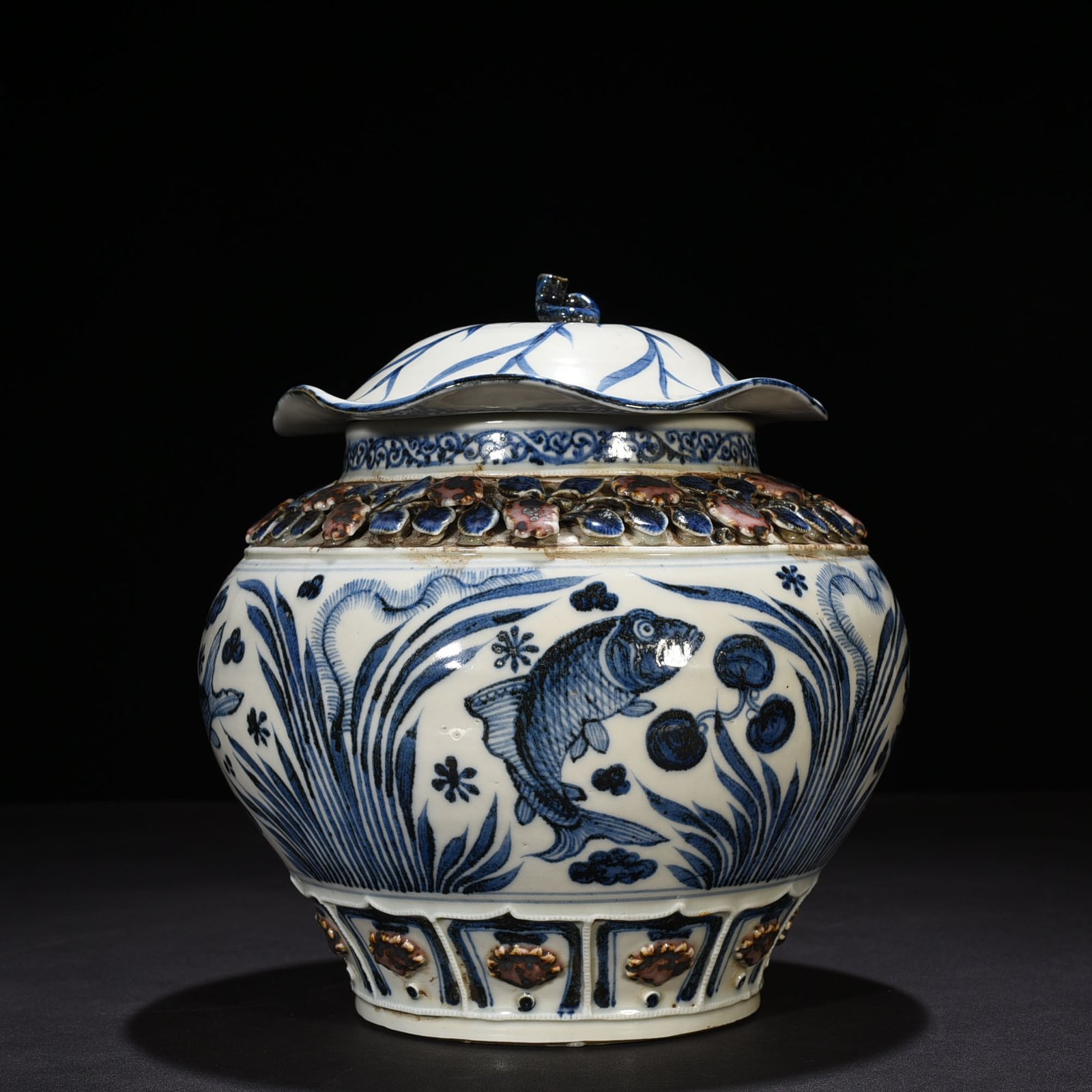 Yuan Dynasty blue and white underglaze red plastic flower fish and algae pattern lotus leaf jar