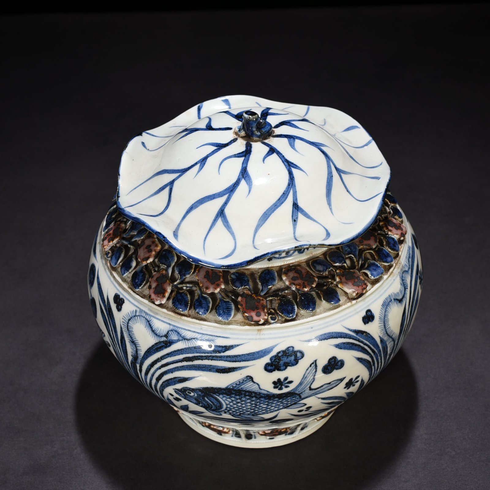 Yuan Dynasty blue and white underglaze red plastic flower fish and algae pattern lotus leaf jar