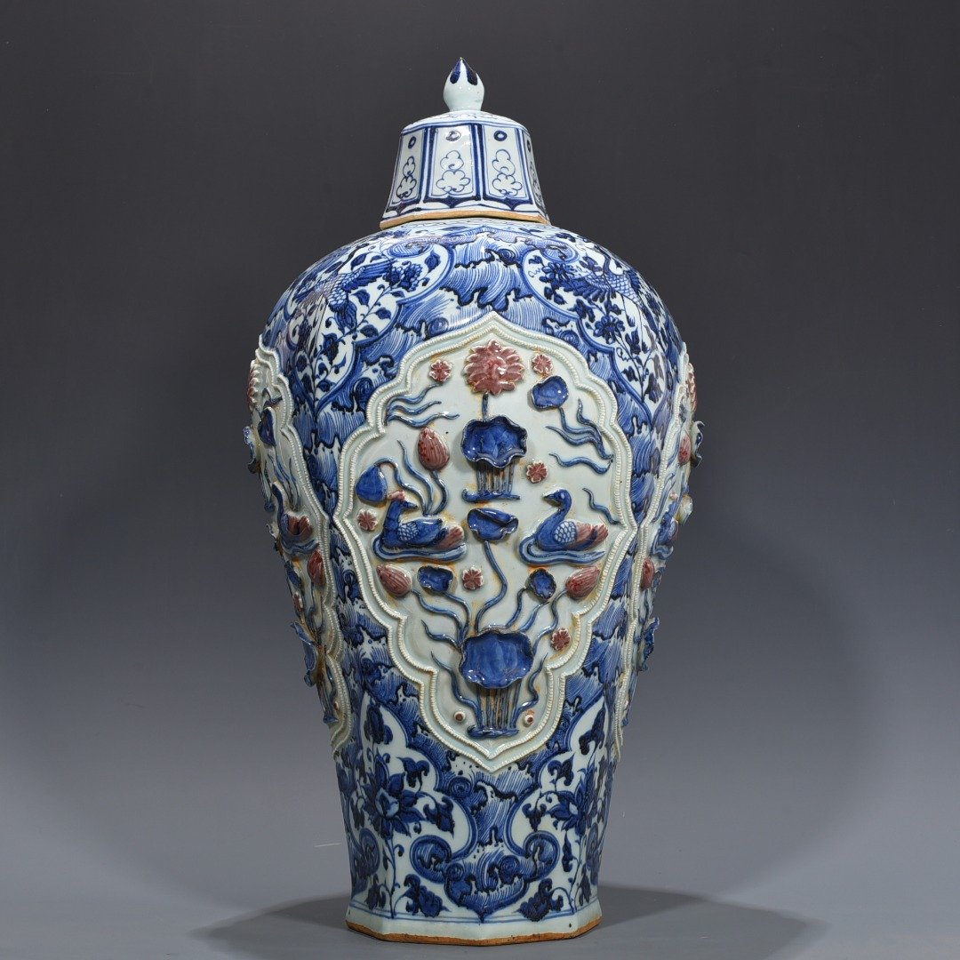 Yuan Dynasty blue and white underglaze red plastic lotus pond and mandarin duck pattern octagonal plum vase