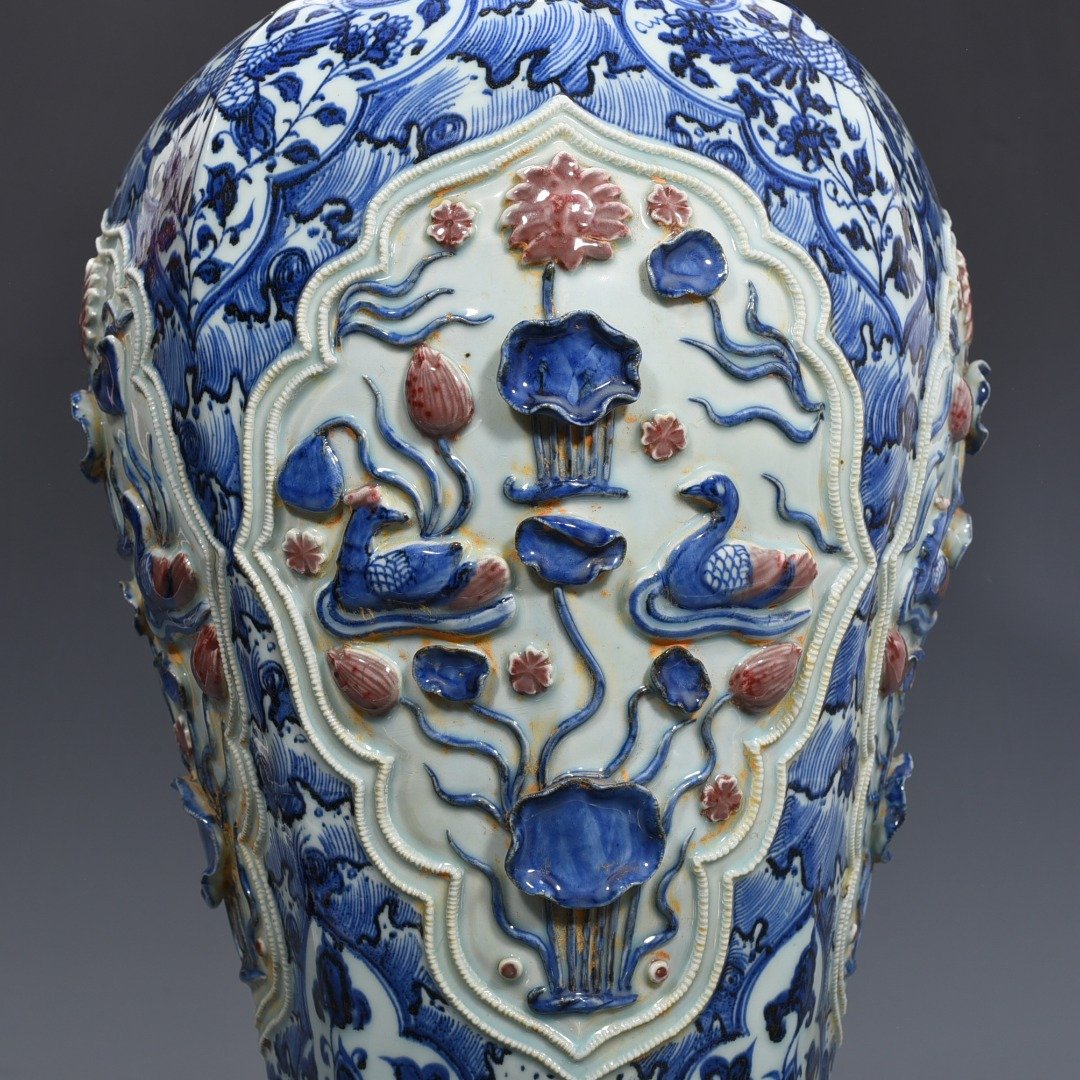 Yuan Dynasty blue and white underglaze red plastic lotus pond and mandarin duck pattern octagonal plum vase