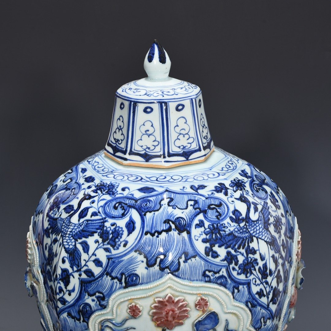 Yuan Dynasty blue and white underglaze red plastic lotus pond and mandarin duck pattern octagonal plum vase