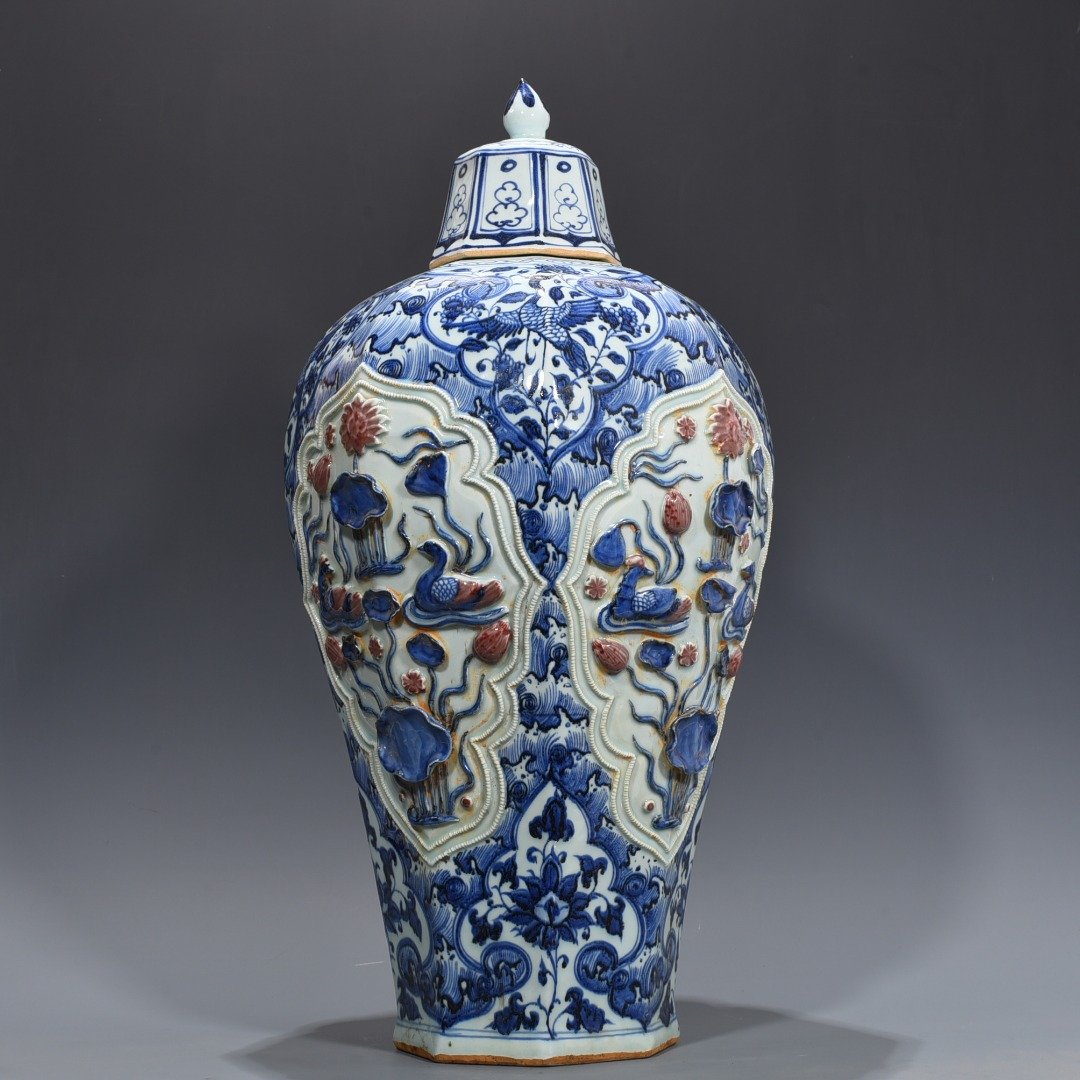 Yuan Dynasty blue and white underglaze red plastic lotus pond and mandarin duck pattern octagonal plum vase