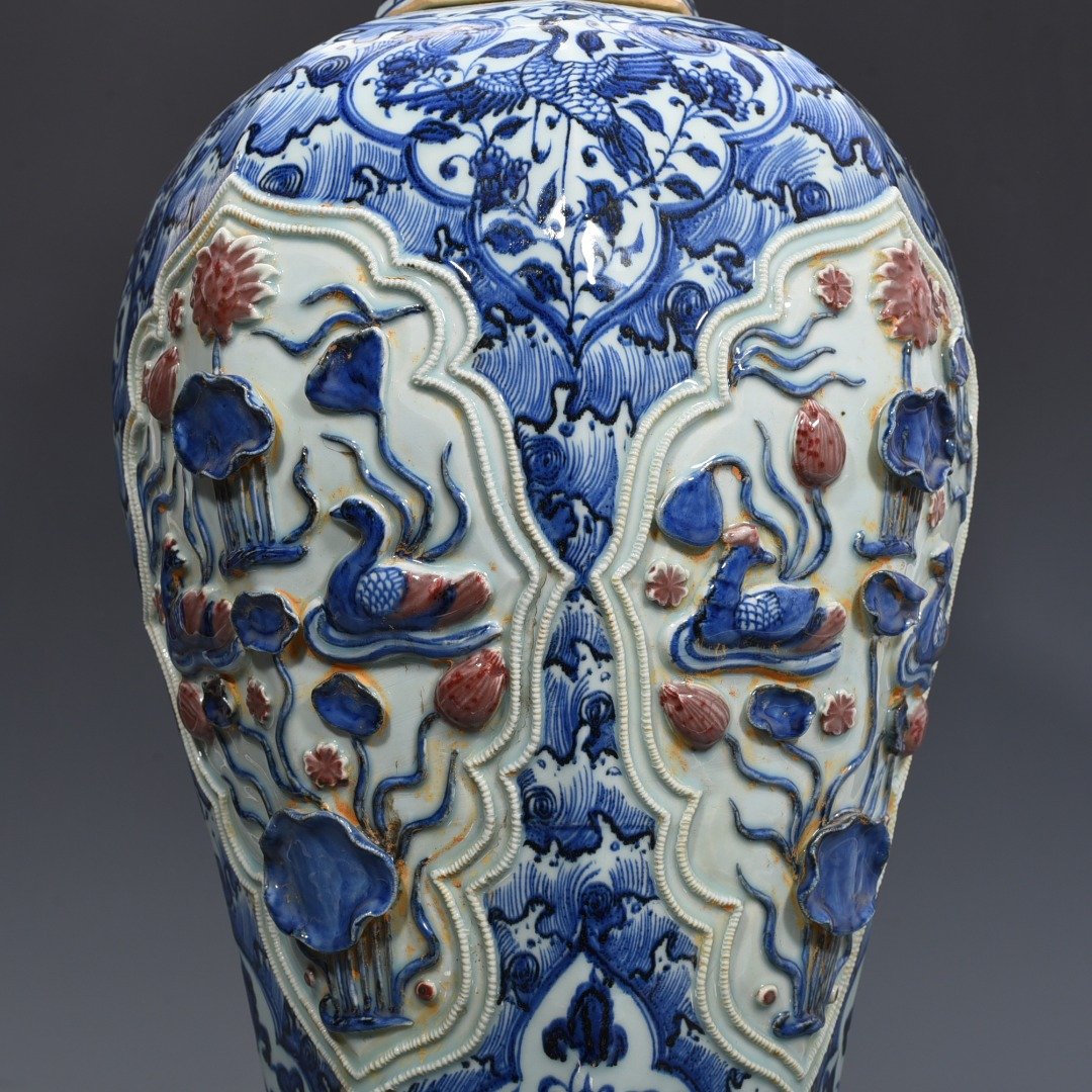 Yuan Dynasty blue and white underglaze red plastic lotus pond and mandarin duck pattern octagonal plum vase