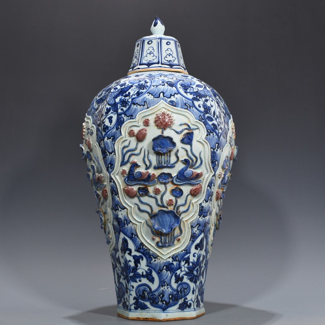 Yuan Dynasty blue and white underglaze red plastic lotus pond and mandarin duck pattern octagonal plum vase