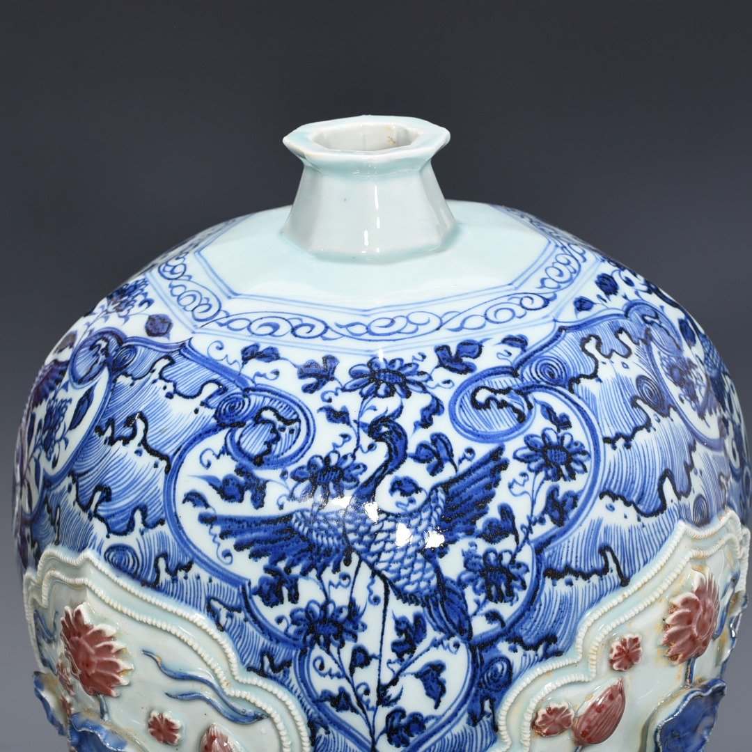 Yuan Dynasty blue and white underglaze red plastic lotus pond and mandarin duck pattern octagonal plum vase