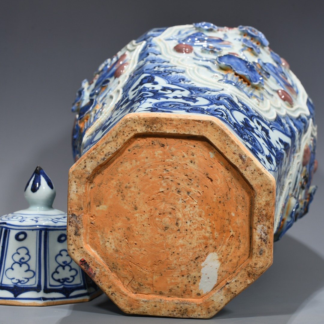 Yuan Dynasty blue and white underglaze red plastic lotus pond and mandarin duck pattern octagonal plum vase
