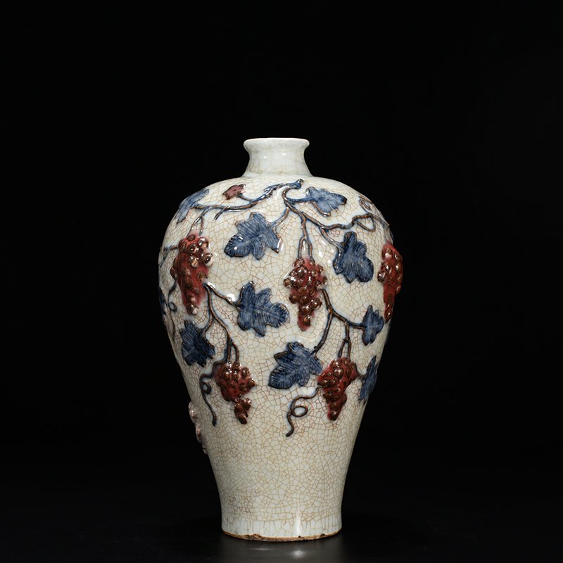 Yuan Dynasty blue and white underglaze red plastic plum vase with grape pattern