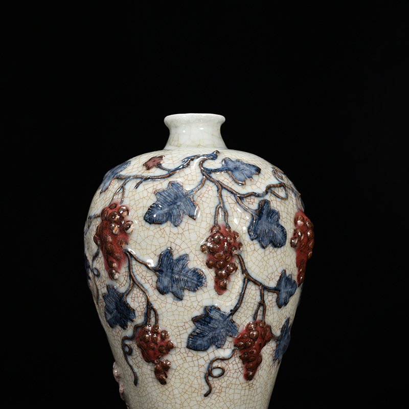 Yuan Dynasty blue and white underglaze red plastic plum vase with grape pattern