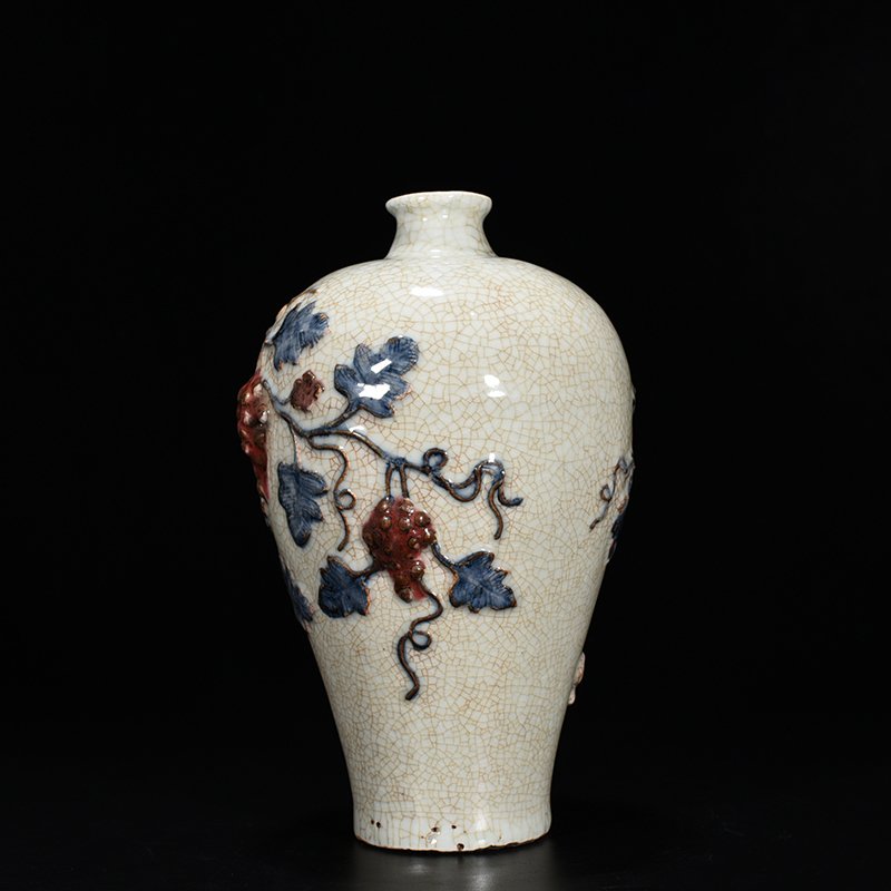 Yuan Dynasty blue and white underglaze red plastic plum vase with grape pattern