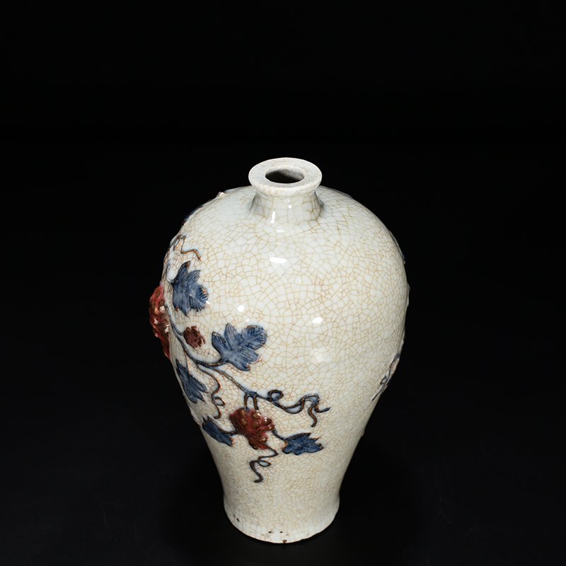 Yuan Dynasty blue and white underglaze red plastic plum vase with grape pattern