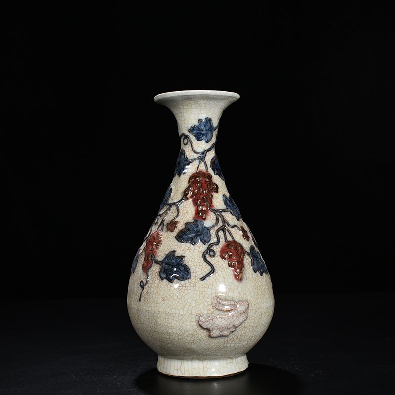 Yuan Dynasty blue and white underglaze red plastic grape pattern jade pot spring vase