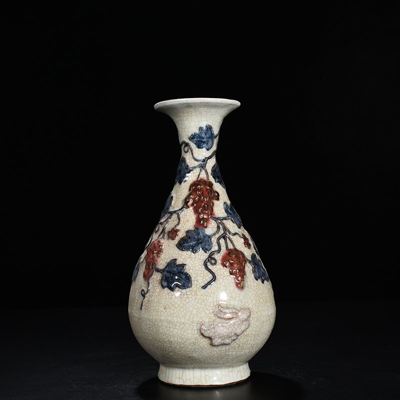 Yuan Dynasty blue and white underglaze red plastic grape pattern jade pot spring vase