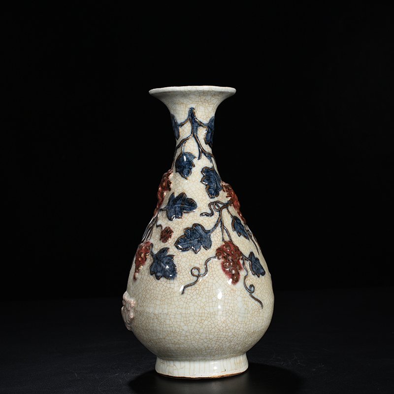 Yuan Dynasty blue and white underglaze red plastic grape pattern jade pot spring vase