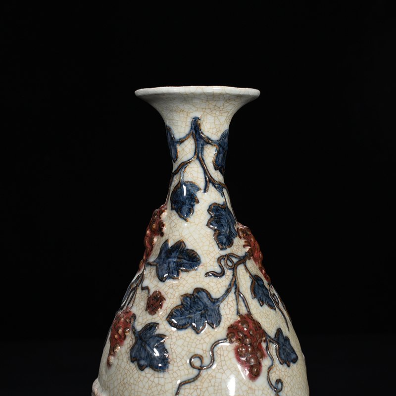 Yuan Dynasty blue and white underglaze red plastic grape pattern jade pot spring vase