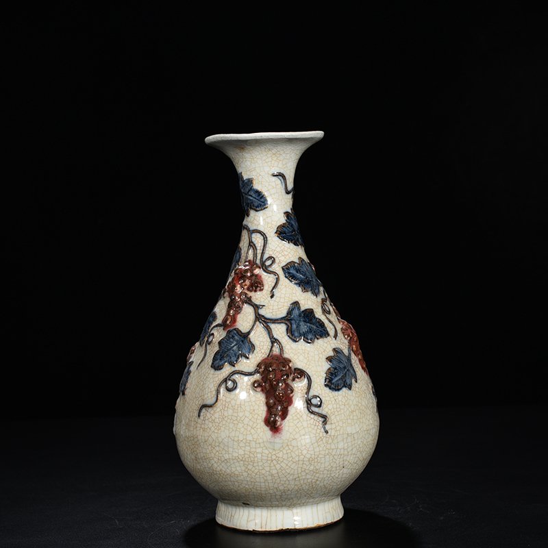 Yuan Dynasty blue and white underglaze red plastic grape pattern jade pot spring vase