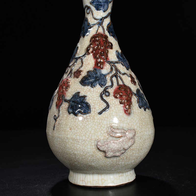 Yuan Dynasty blue and white underglaze red plastic grape pattern jade pot spring vase