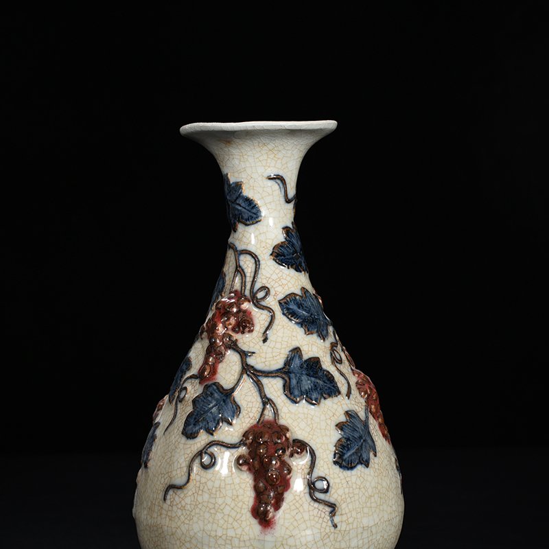 Yuan Dynasty blue and white underglaze red plastic grape pattern jade pot spring vase