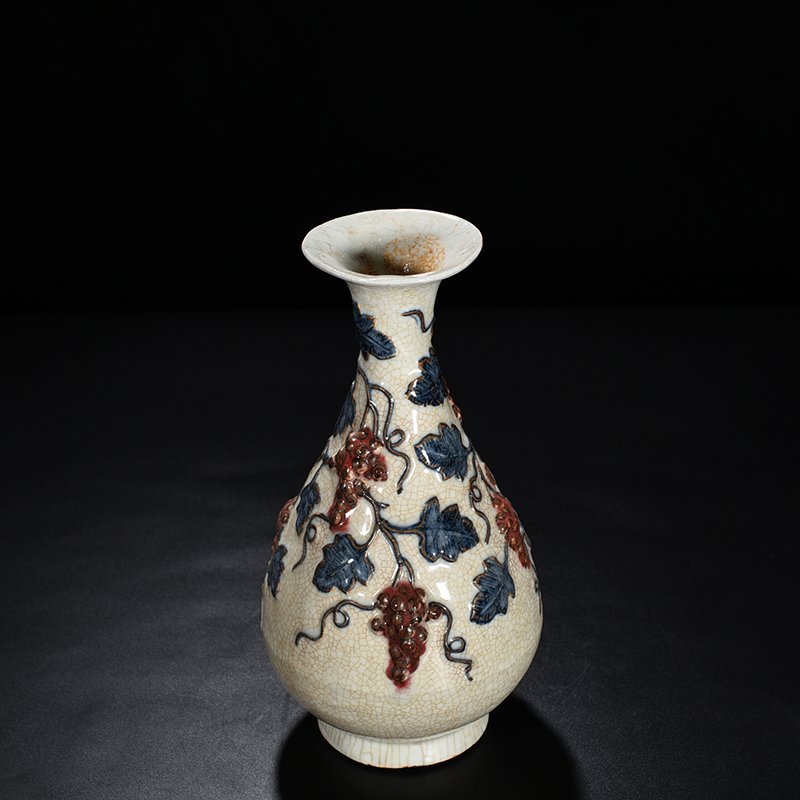 Yuan Dynasty blue and white underglaze red plastic grape pattern jade pot spring vase