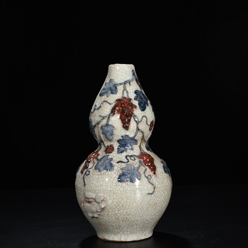 Yuan Dynasty blue and white underglaze red plastic gourd bottle with grape pattern