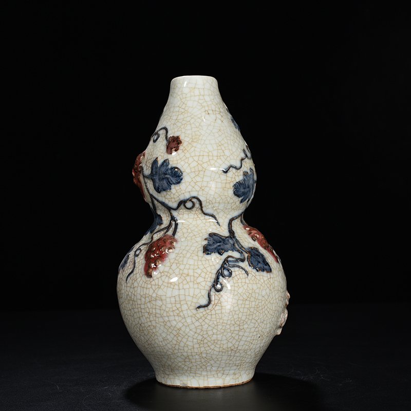 Yuan Dynasty blue and white underglaze red plastic gourd bottle with grape pattern