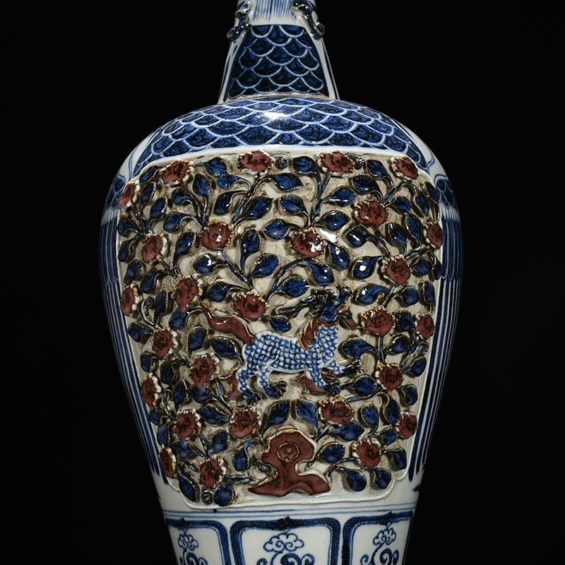 Yuan Dynasty blue and white underglaze red plastic unicorn flower pattern phoenix head plum vase