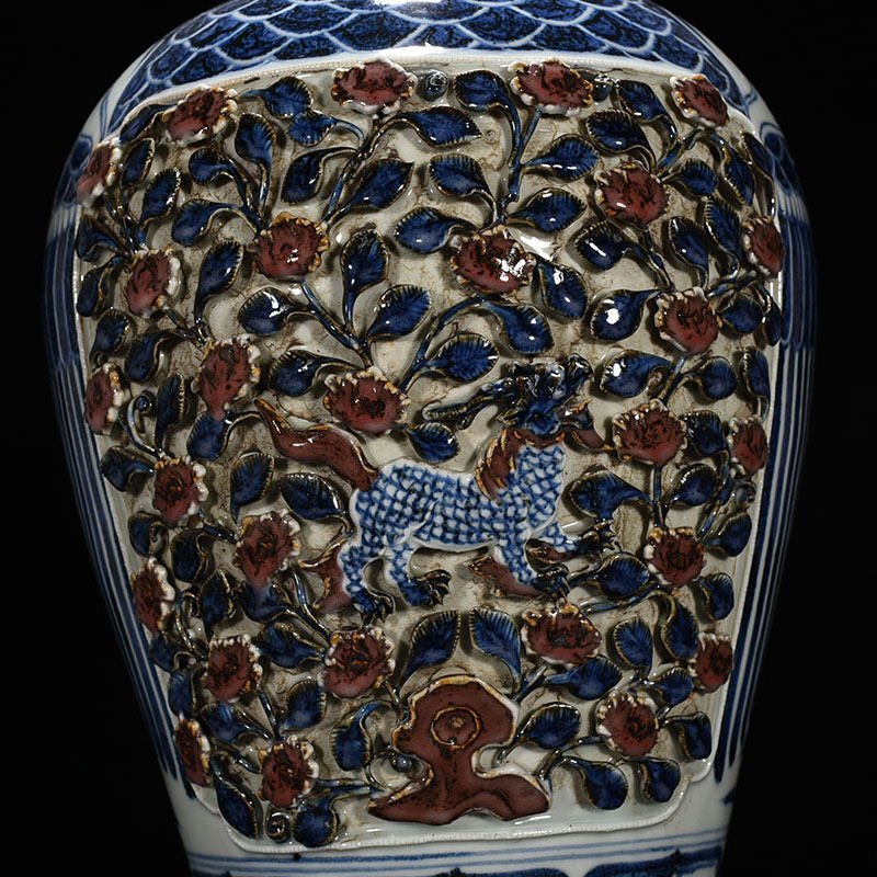Yuan Dynasty blue and white underglaze red plastic unicorn flower pattern phoenix head plum vase