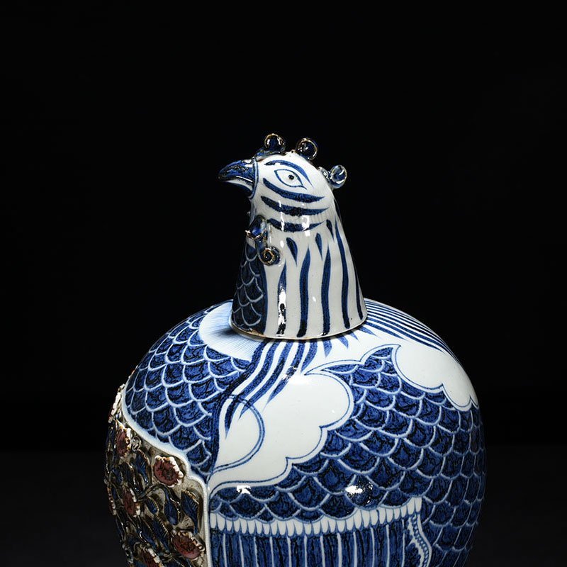 Yuan Dynasty blue and white underglaze red plastic unicorn flower pattern phoenix head plum vase