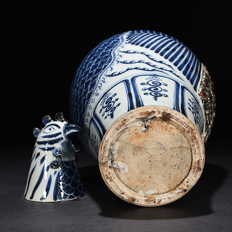 Yuan Dynasty blue and white underglaze red plastic unicorn flower pattern phoenix head plum vase