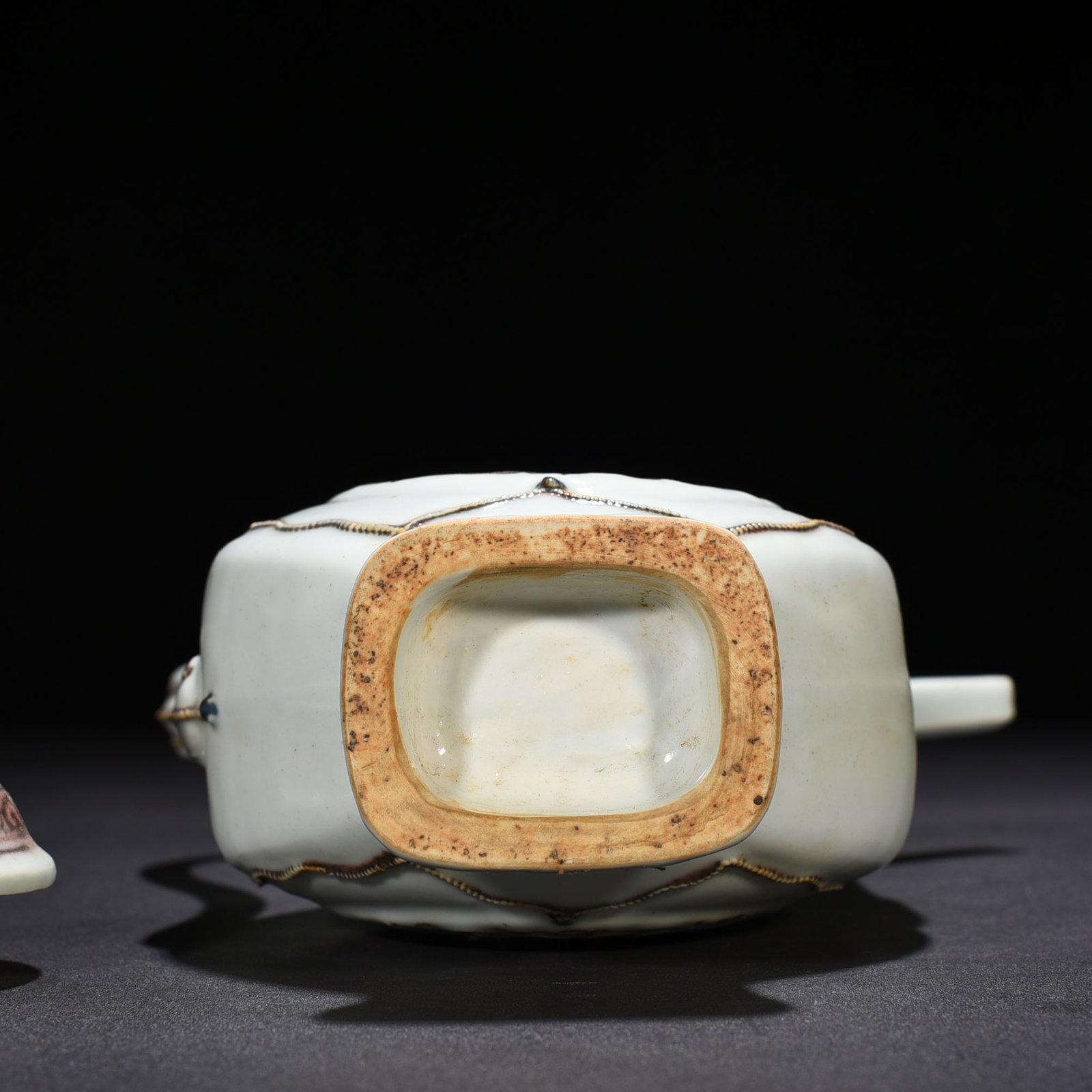 Yuan Dynasty blue and white underglaze red hollow figure pattern square-handled teapot