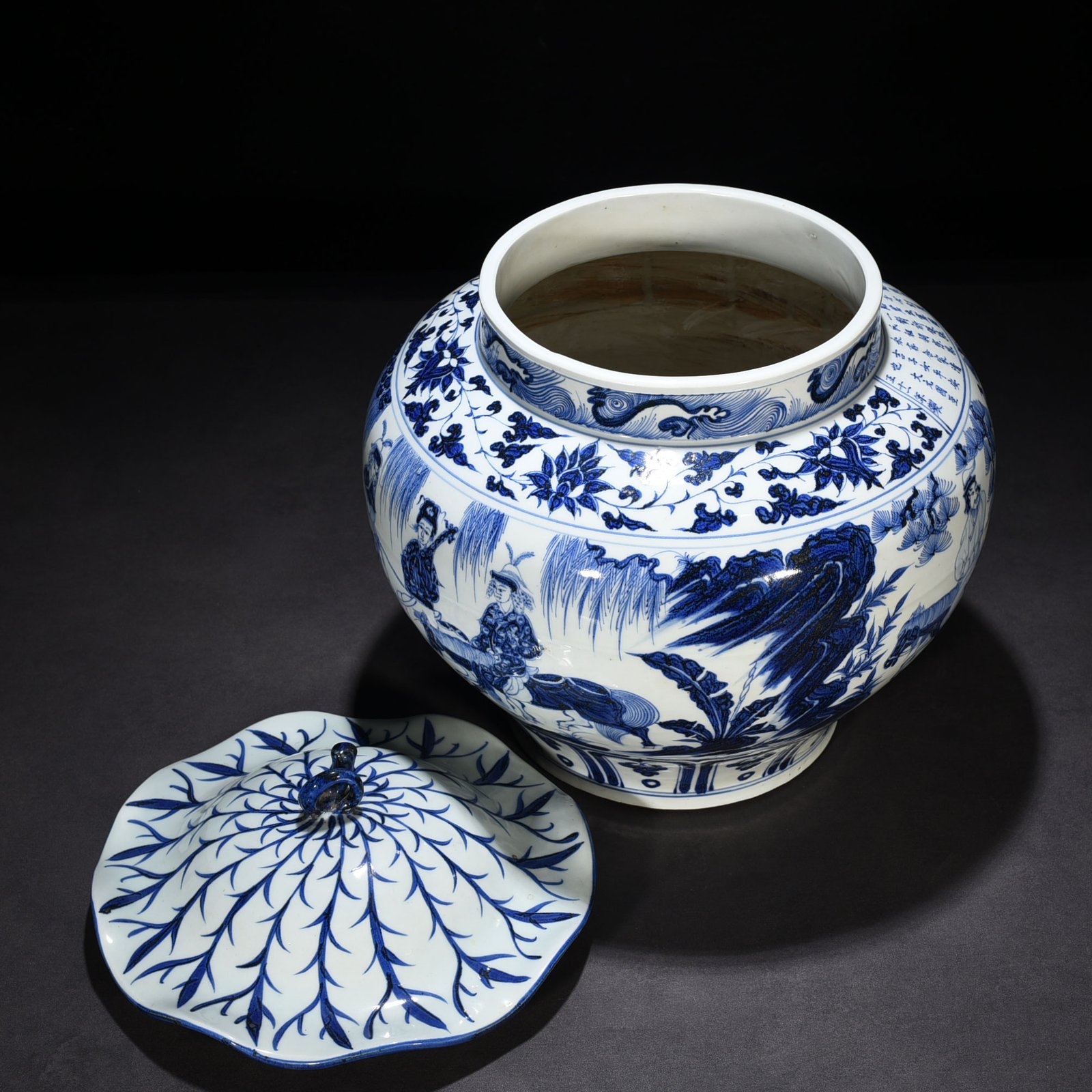 Yuan Dynasty Sblue and white inscribed lotus leaf covered jar