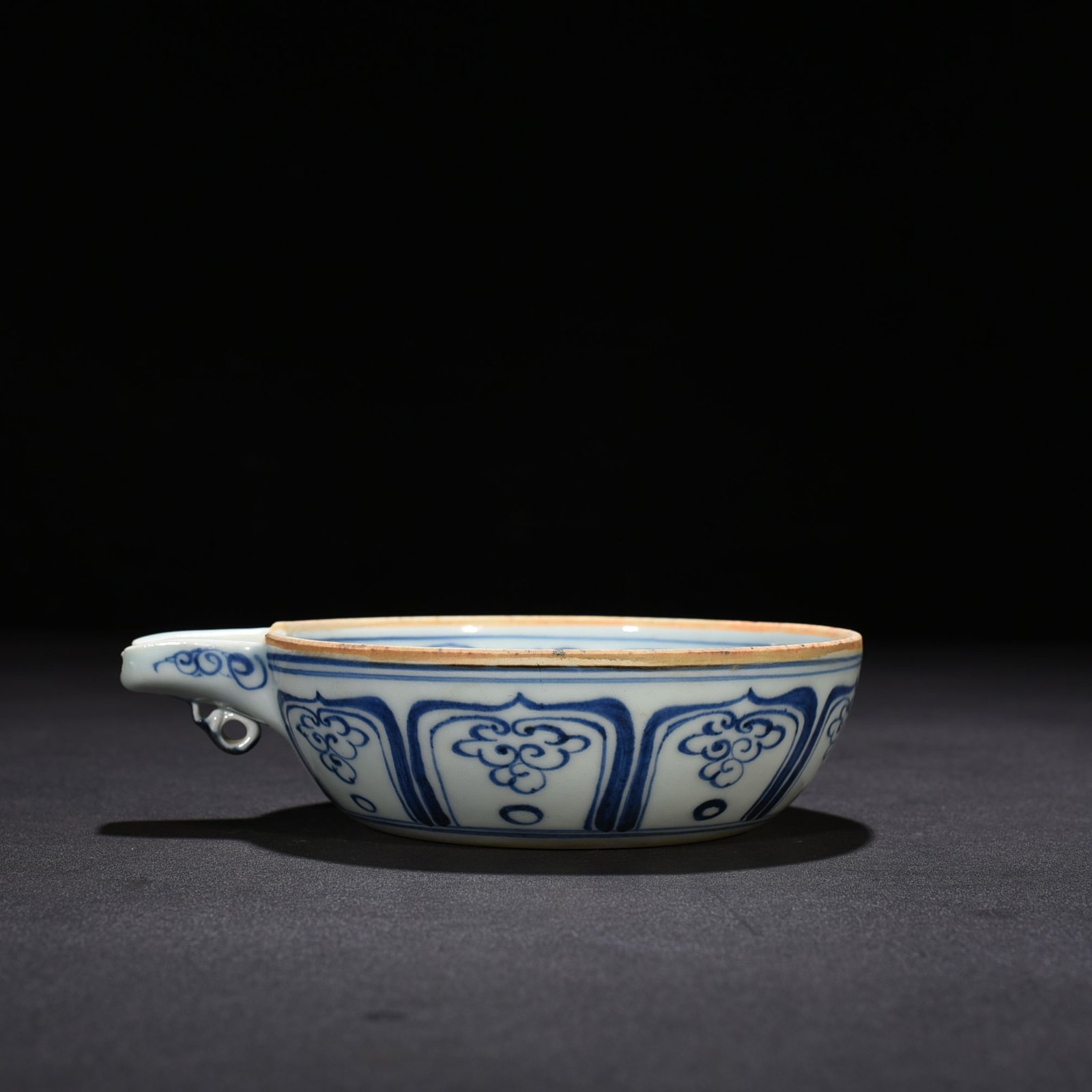 Yuan Dynasty blue and white fish and algae pattern plate