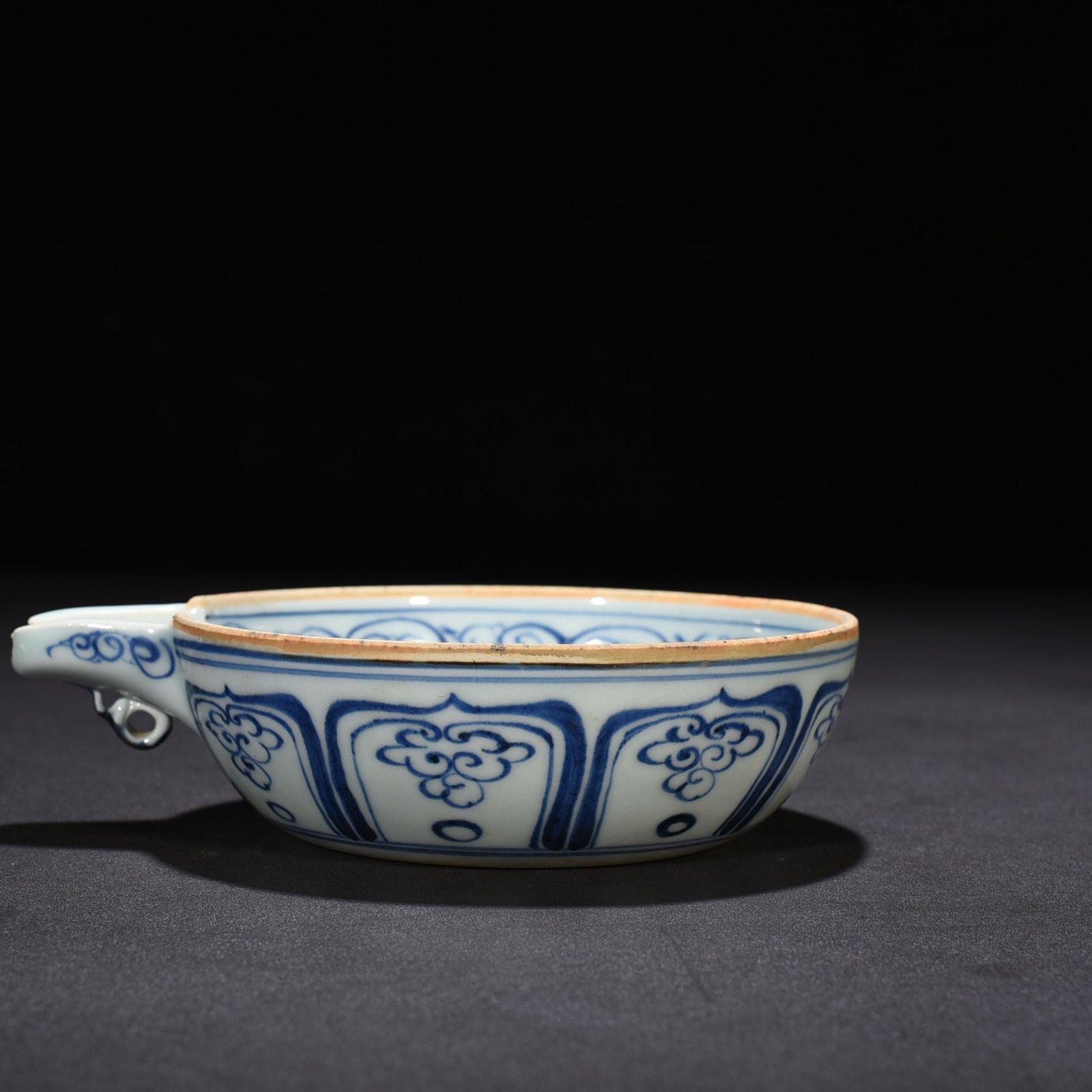 Yuan Dynasty blue and white fish and algae pattern plate