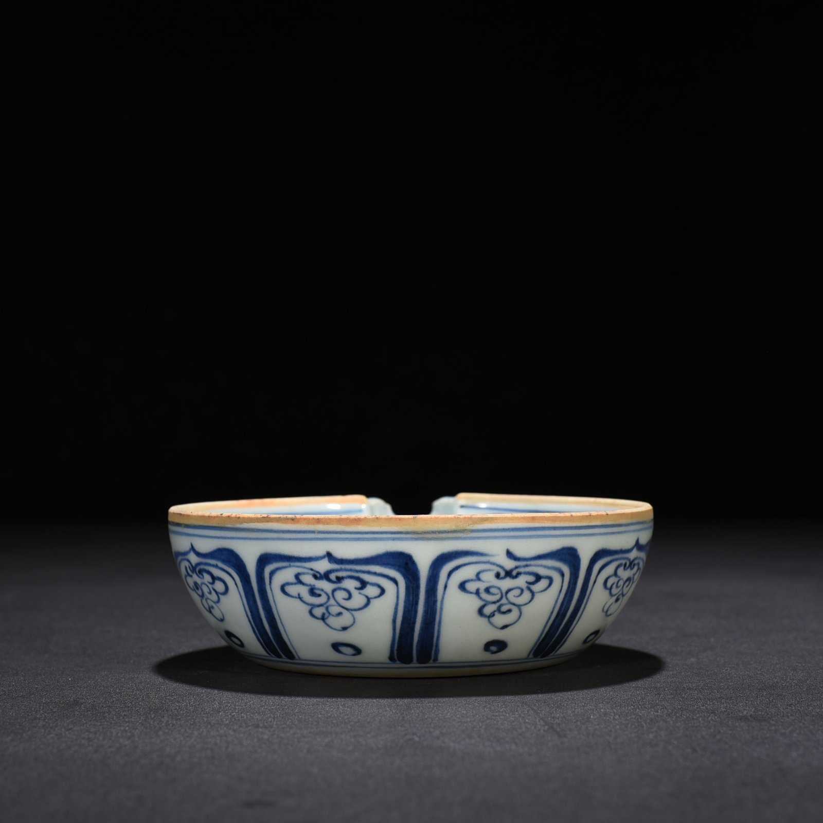 Yuan Dynasty blue and white fish and algae pattern plate