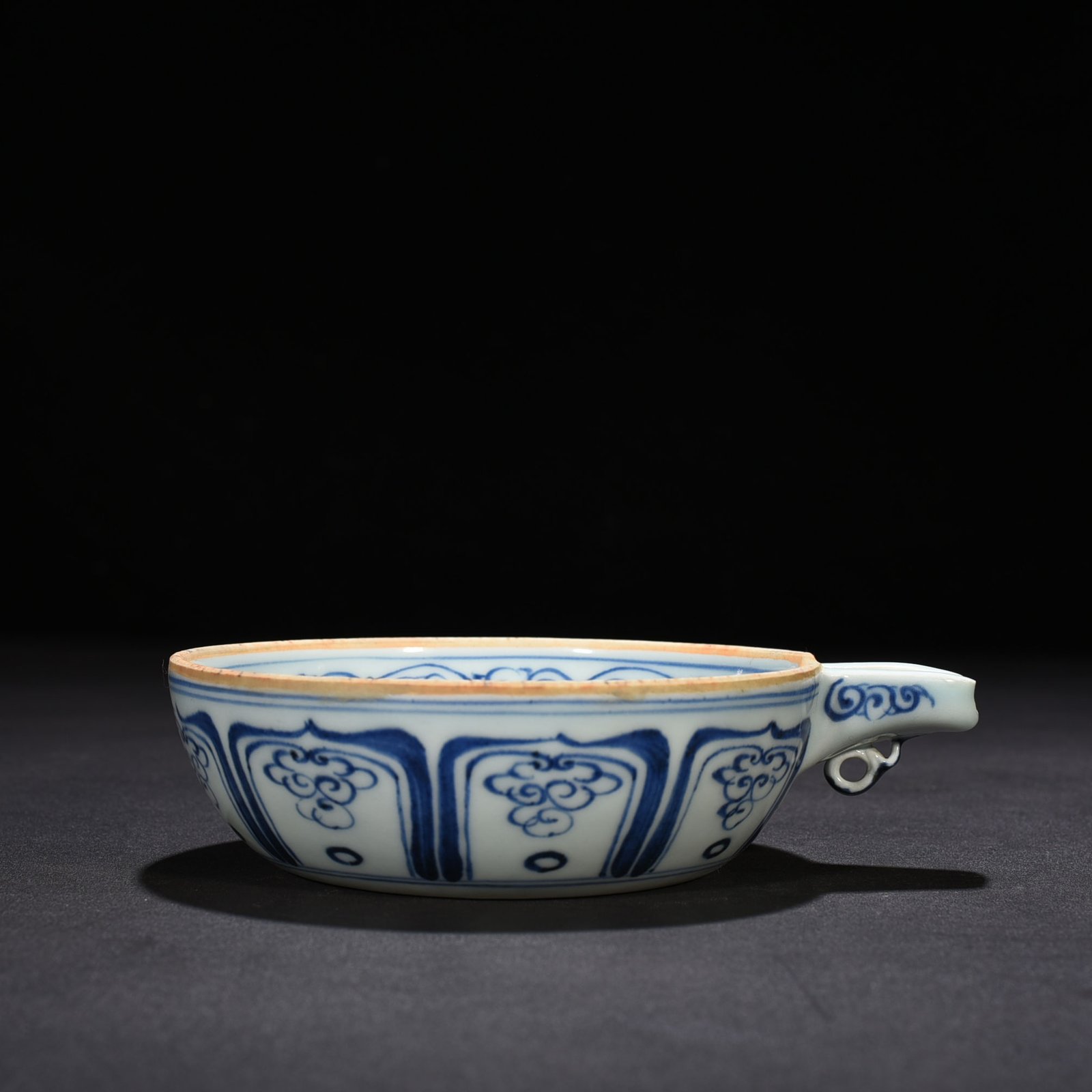 Yuan Dynasty blue and white fish and algae pattern plate