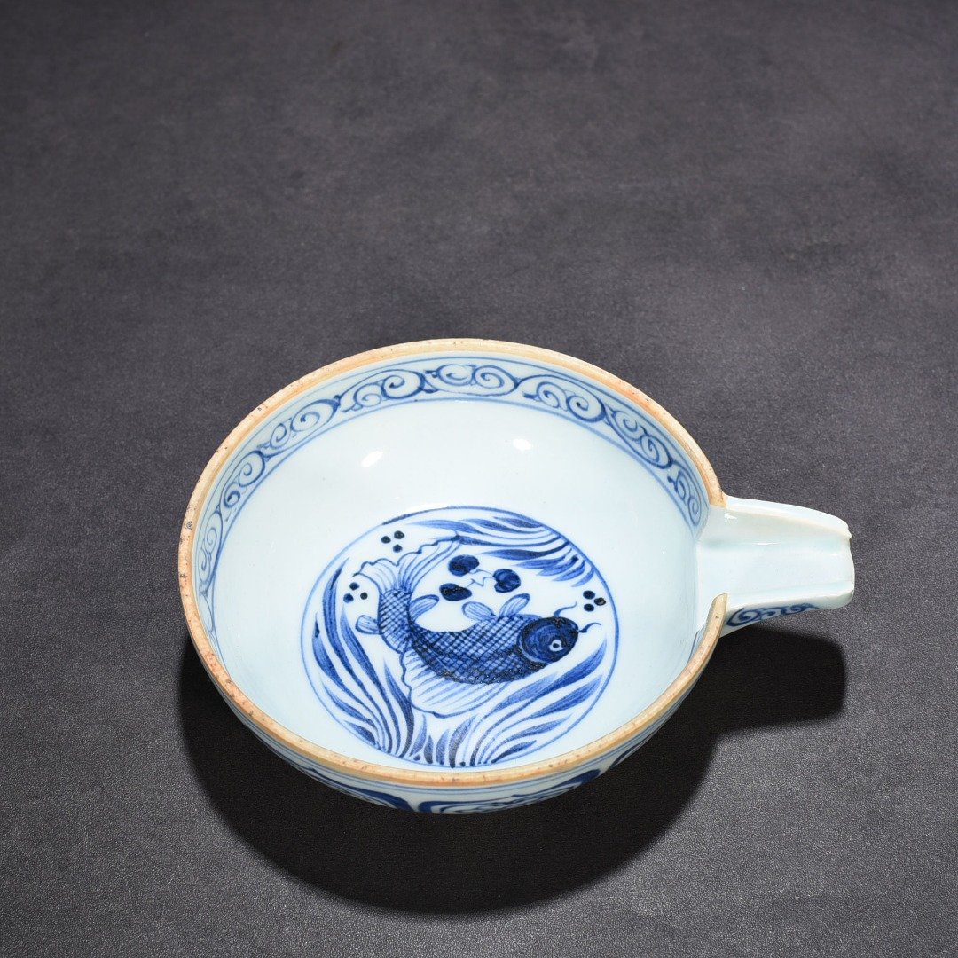 Yuan Dynasty blue and white fish and algae pattern plate
