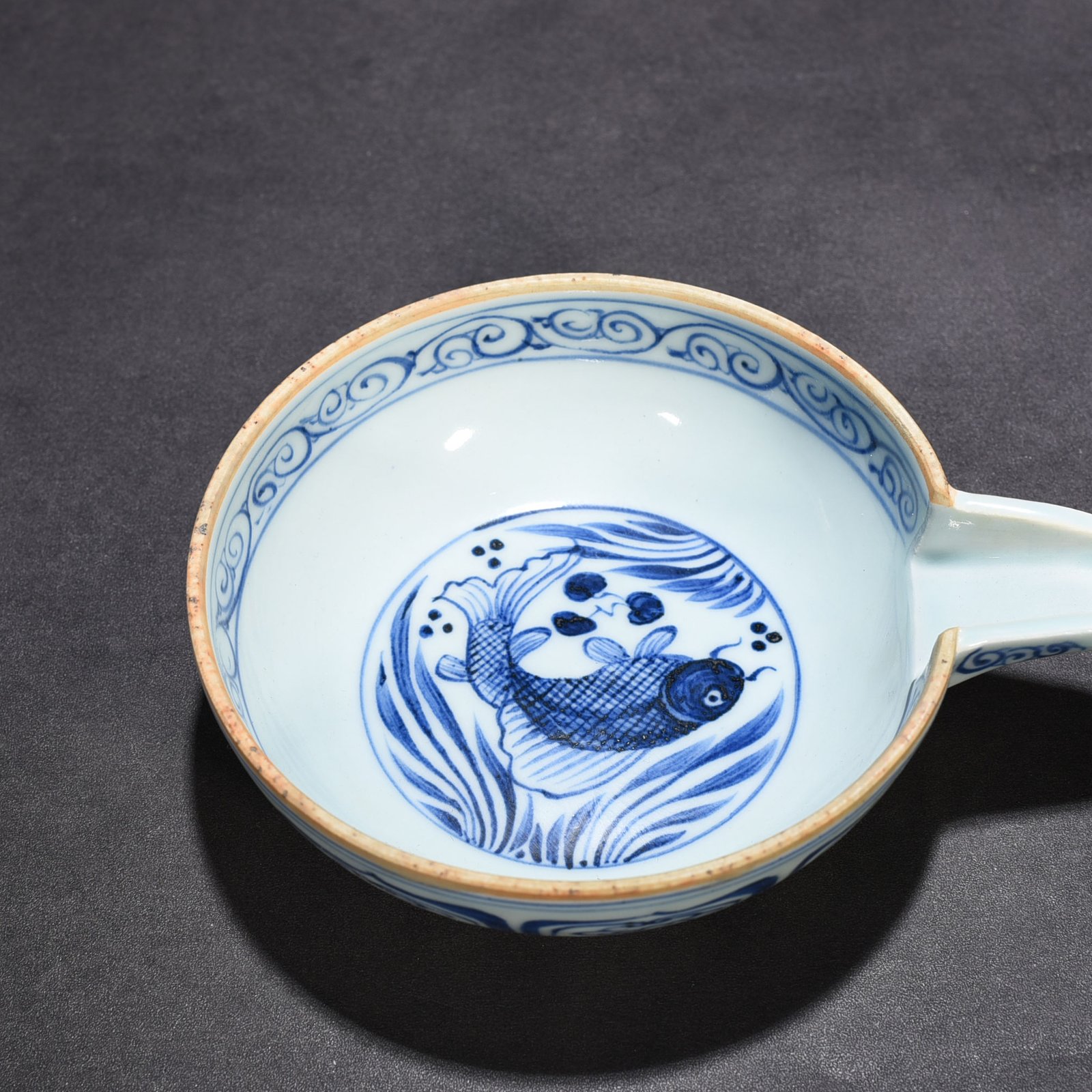 Yuan Dynasty blue and white fish and algae pattern plate