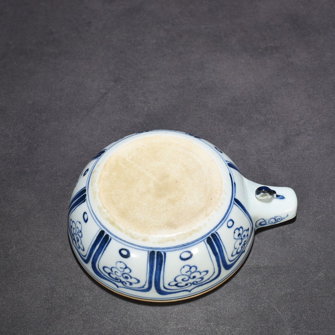 Yuan Dynasty blue and white fish and algae pattern plate
