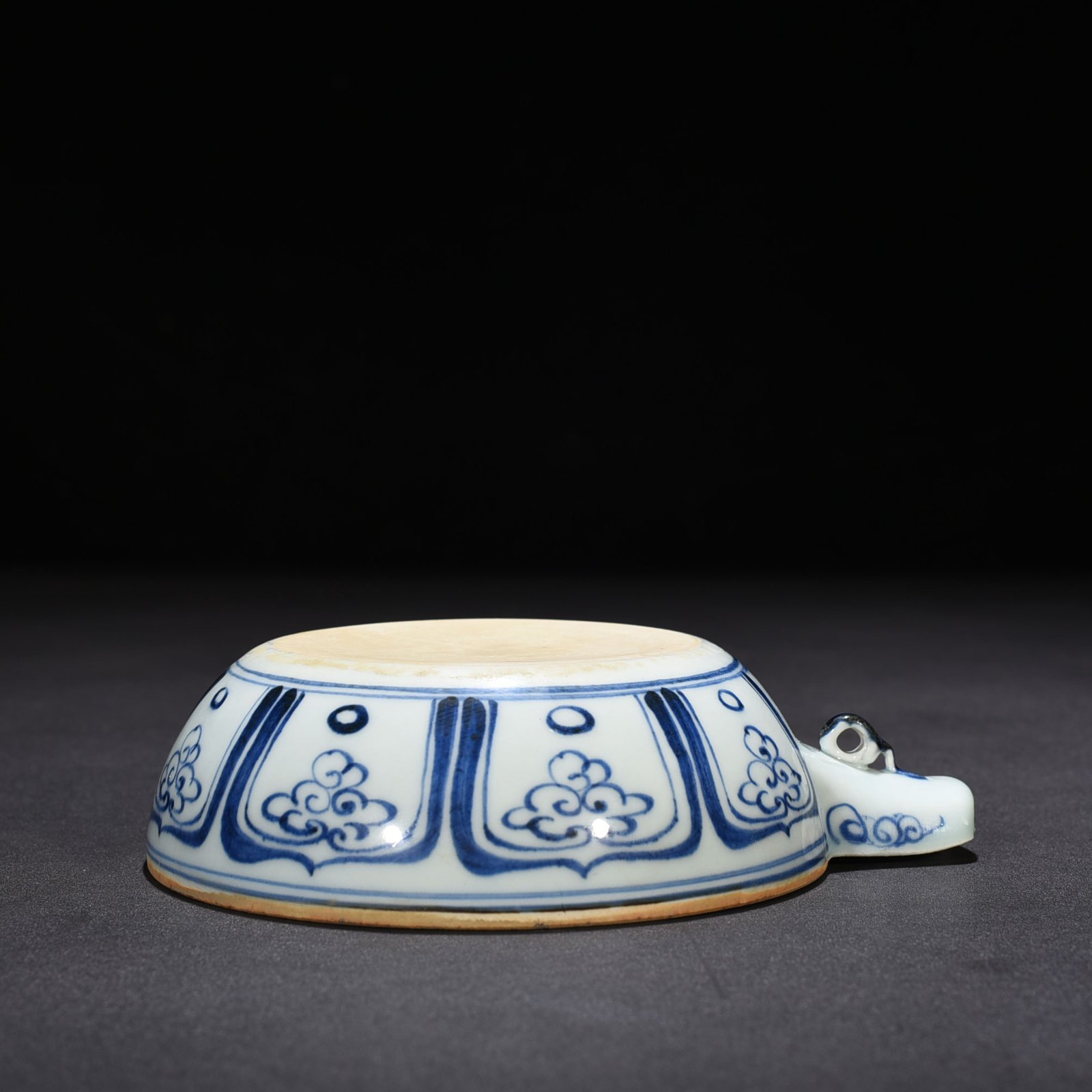 Yuan Dynasty blue and white fish and algae pattern plate