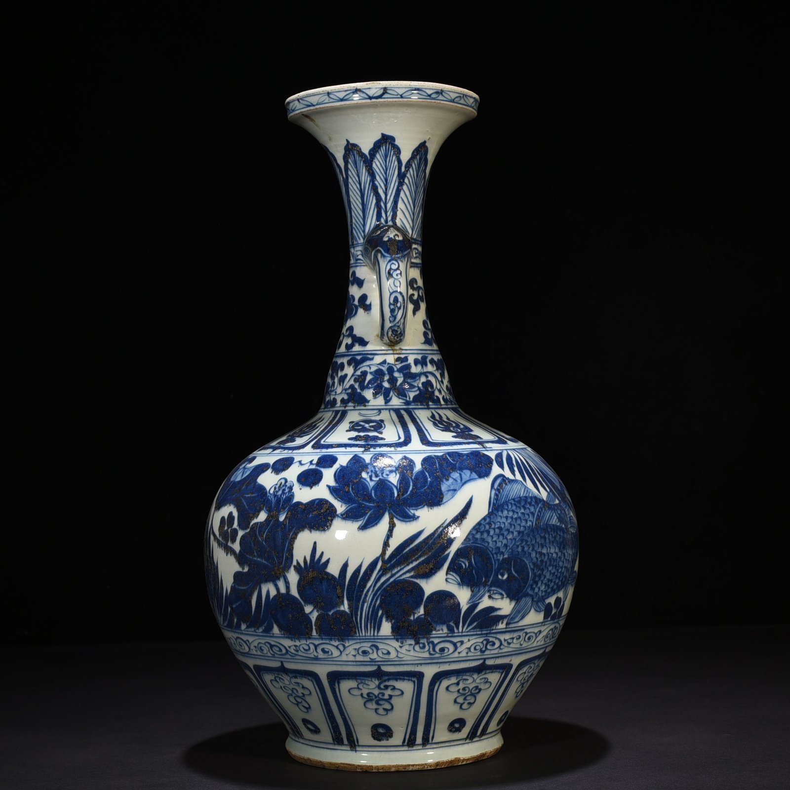 Yuan Dynasty blue and white fish and algae pattern amphora