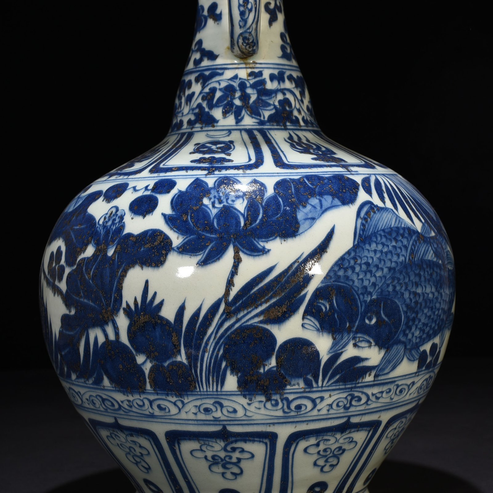 Yuan Dynasty blue and white fish and algae pattern amphora