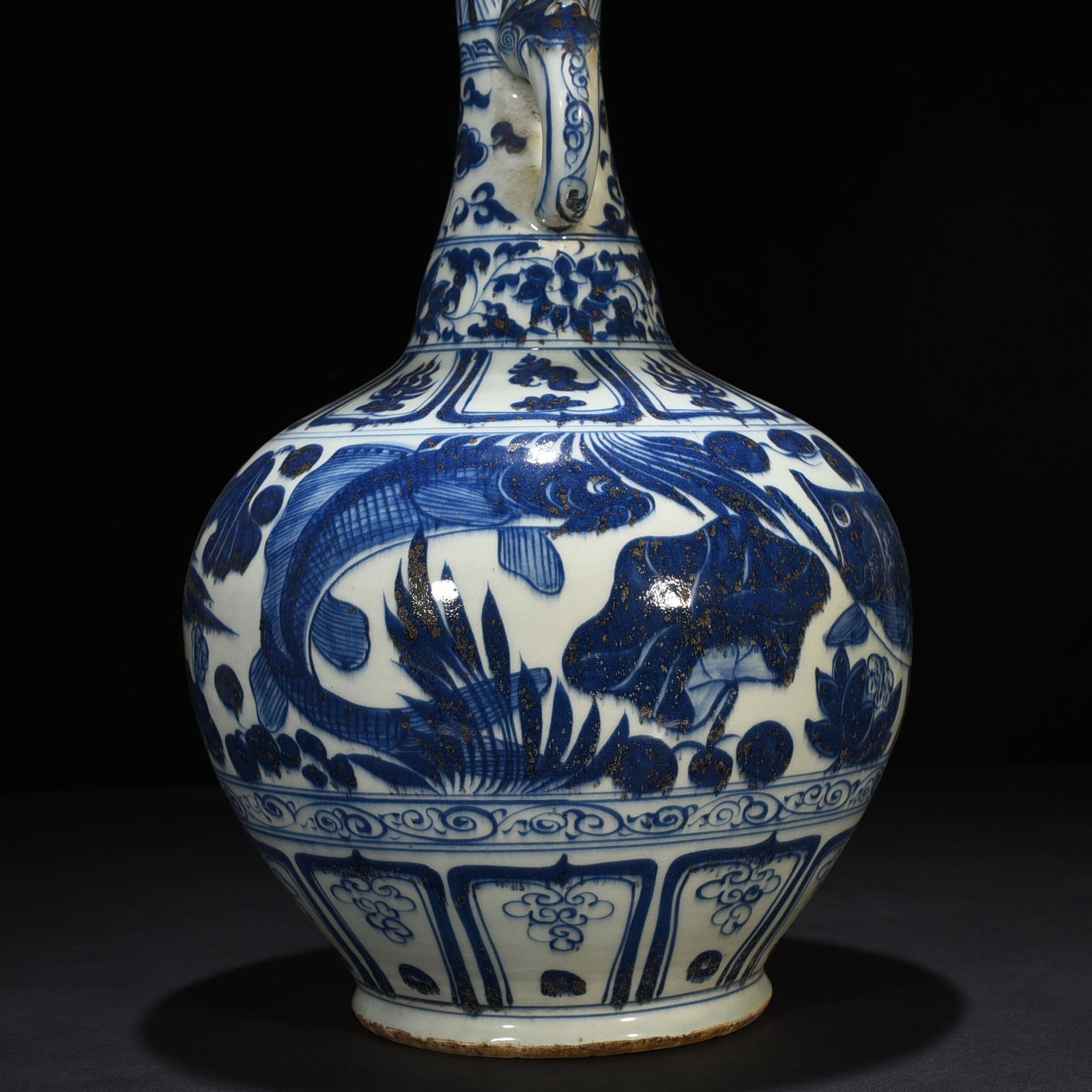 Yuan Dynasty blue and white fish and algae pattern amphora